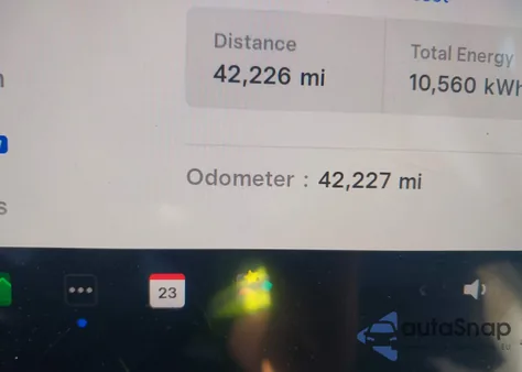 2023 Tesla Model Y Awd/Long Range Dual Motor All-Wheel Drive z USA, uszkodzony, nr VIN 7SAYGDEE3PF603839